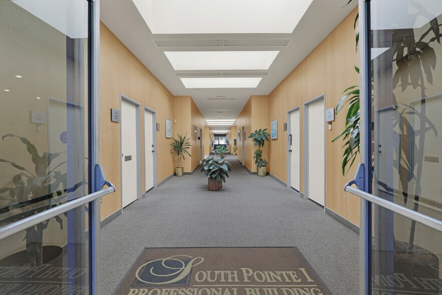 23276 S Pointe Dr, Laguna Hills, CA à louer - Photo du bâtiment - Image 3 de 7