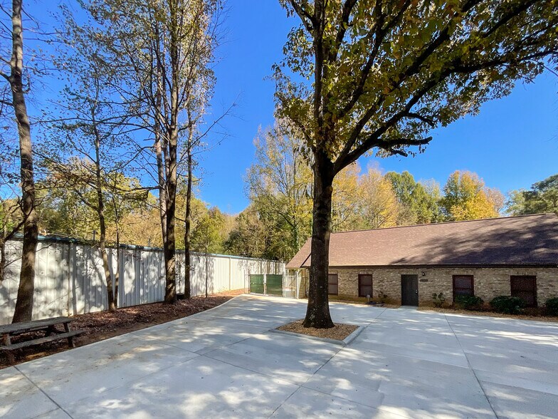 1804 Lucas Ln, Charlotte, NC à louer - Photo du bâtiment - Image 3 de 37