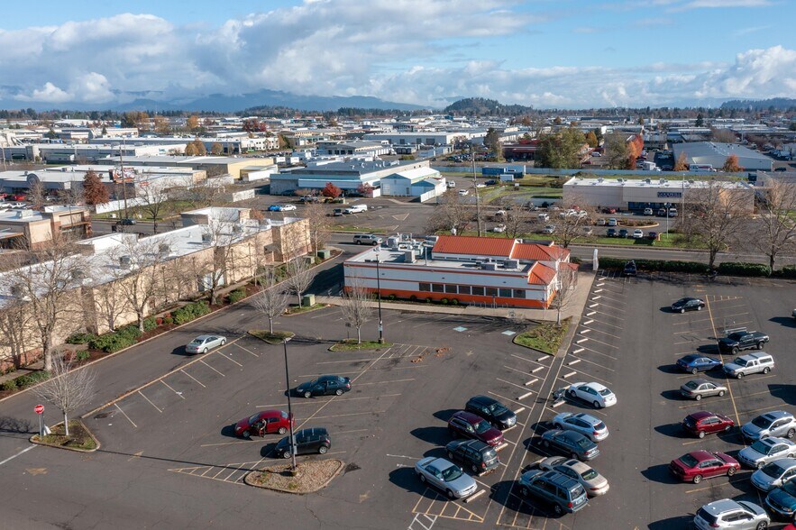 950 Seneca Rd, Eugene, OR à louer - Photo du bâtiment - Image 2 de 10