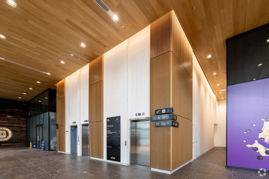 2000 Rue de l'Éclipse, Brossard, QC for lease - Lobby - Image 3 of 4