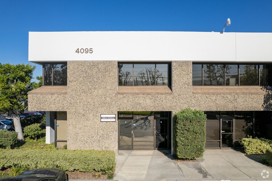 4095 E La Palma Ave, Anaheim, CA à louer - Photo du bâtiment - Image 2 de 4