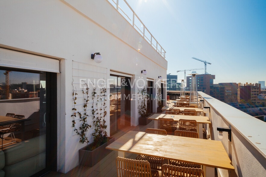 Office in Barcelona, Barcelona for lease - Building Photo - Image 3 of 4