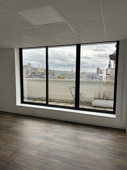 Office in Rouen for lease - Interior Photo - Image 2 of 5