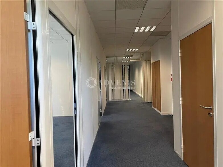 Office in Élancourt for lease - Interior Photo - Image 3 of 5