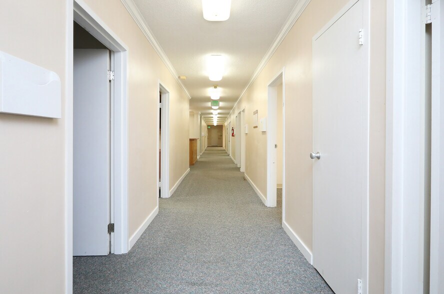 321 E 3rd St N, Newton, IA à louer - Photo du bâtiment - Image 2 de 8
