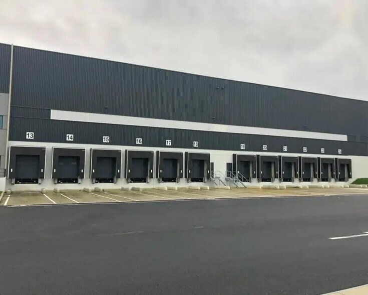 Industrial in Sandouville for lease - Building Photo - Image 2 of 4
