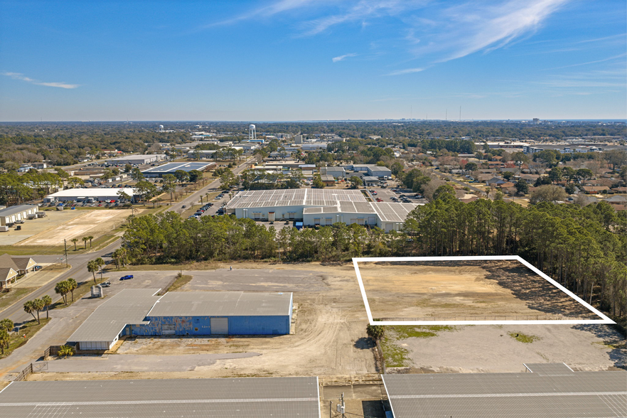 702 Anchors St NW, Fort Walton Beach, FL à louer - Photo principale - Image 2 de 3