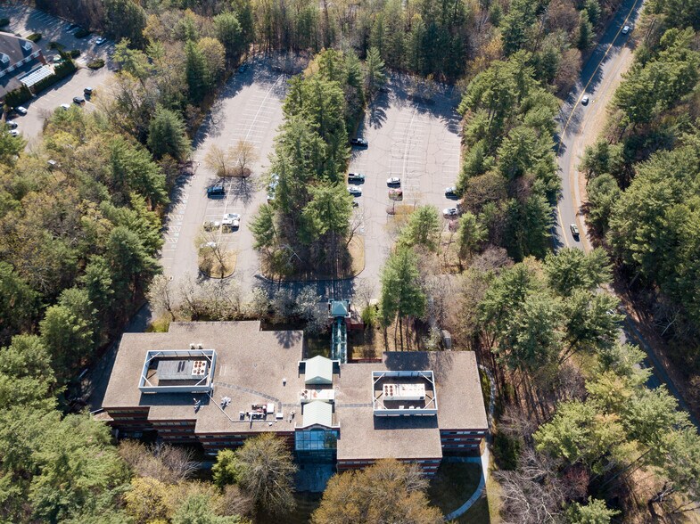 125 Powder Forest Dr, Simsbury, CT à vendre - Photo du bâtiment - Image 2 de 20