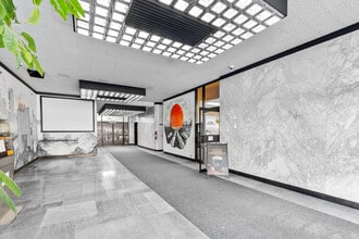 5250-5260 Rue Ferrier, Montréal, QC à louer Photo intérieure- Image 2 de 12