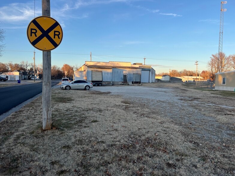 310 N Oak St, Mcpherson, KS for sale - Building Photo - Image 3 of 12