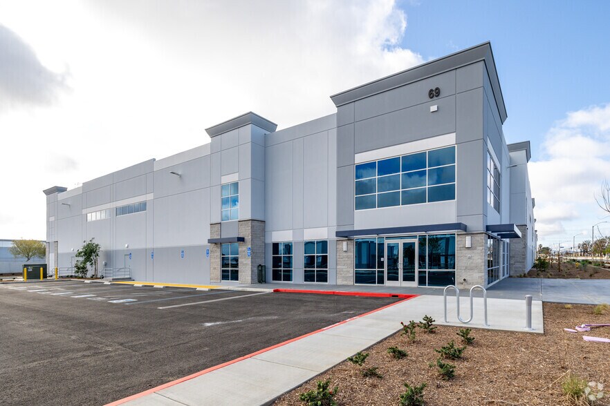 69 Commerce Dr, Perris, CA à louer - Photo du bâtiment - Image 2 de 8