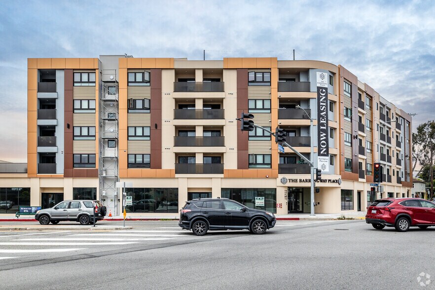11701 W Gateway Blvd, Los Angeles, CA à louer - Photo du bâtiment - Image 2 de 23