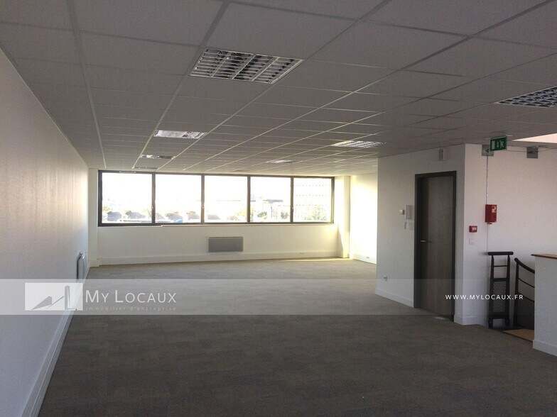 Flex in Saint-Denis for lease - Interior Photo - Image 2 of 6