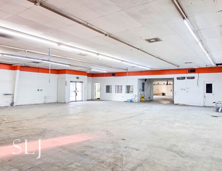 8326-8330 Harry Hines Blvd, Dallas, TX à louer - Photo du bâtiment - Image 3 de 8