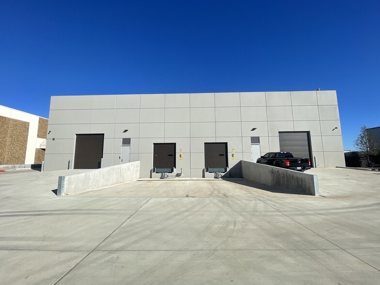 2052 McKenzie Dr, Carrollton, TX for lease - Building Photo - Image 2 of 5
