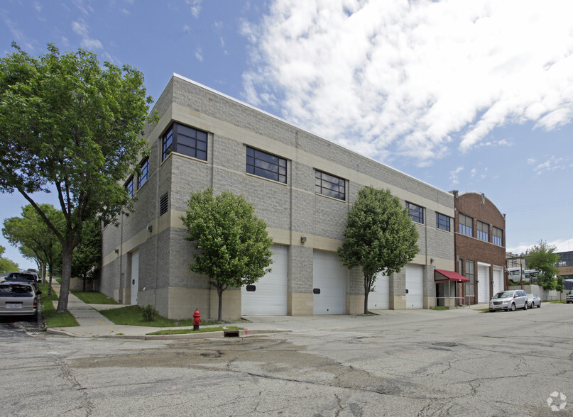 424 W Cherry St, Milwaukee, WI for lease - Building Photo - Image 2 of 6