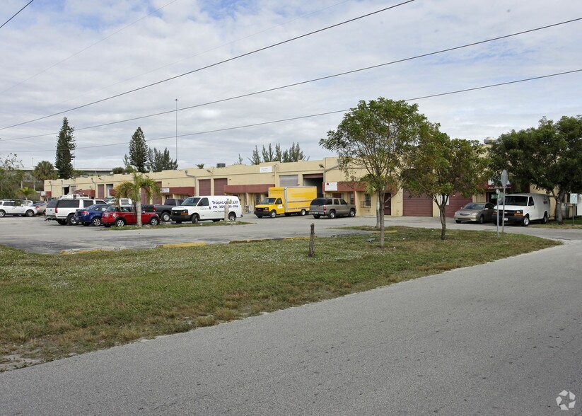 8044-8045 W 2st Ct, Hialeah, FL à vendre - Photo du bâtiment - Image 2 de 10