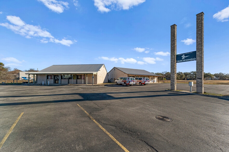 9585 Braun Rd, San Antonio, TX à vendre - Photo du bâtiment - Image 3 de 35