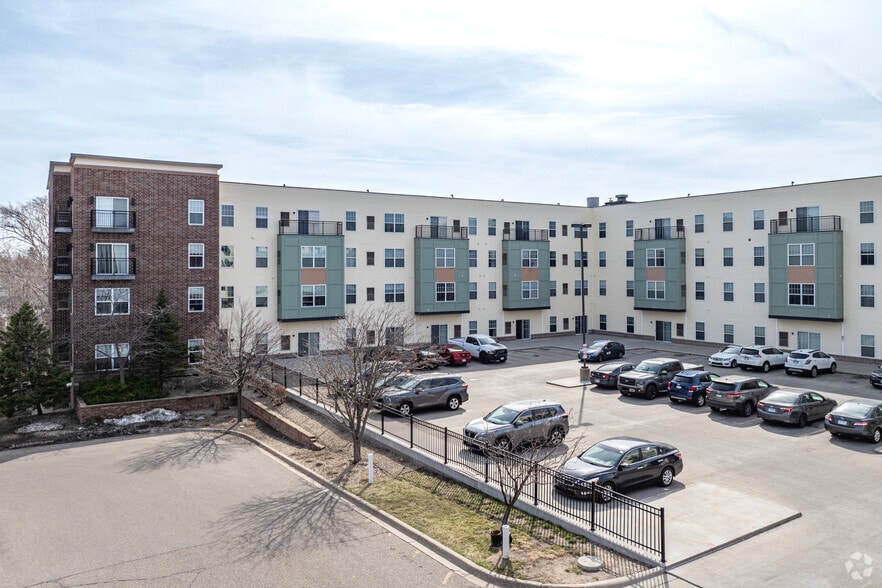 1550 Larpenteur Ave W, Falcon Heights, MN à louer - Photo du bâtiment - Image 3 de 7