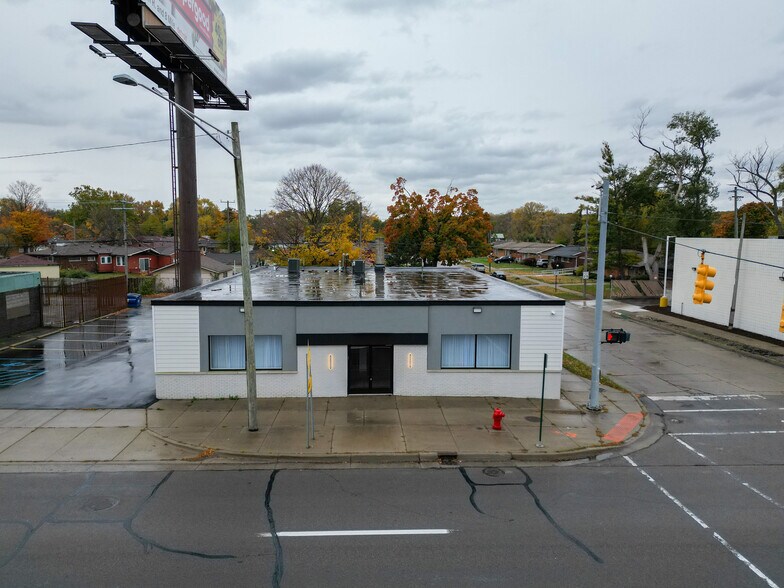 18685 W 8 Mile Rd, Detroit, MI à louer - Photo du bâtiment - Image 2 de 5