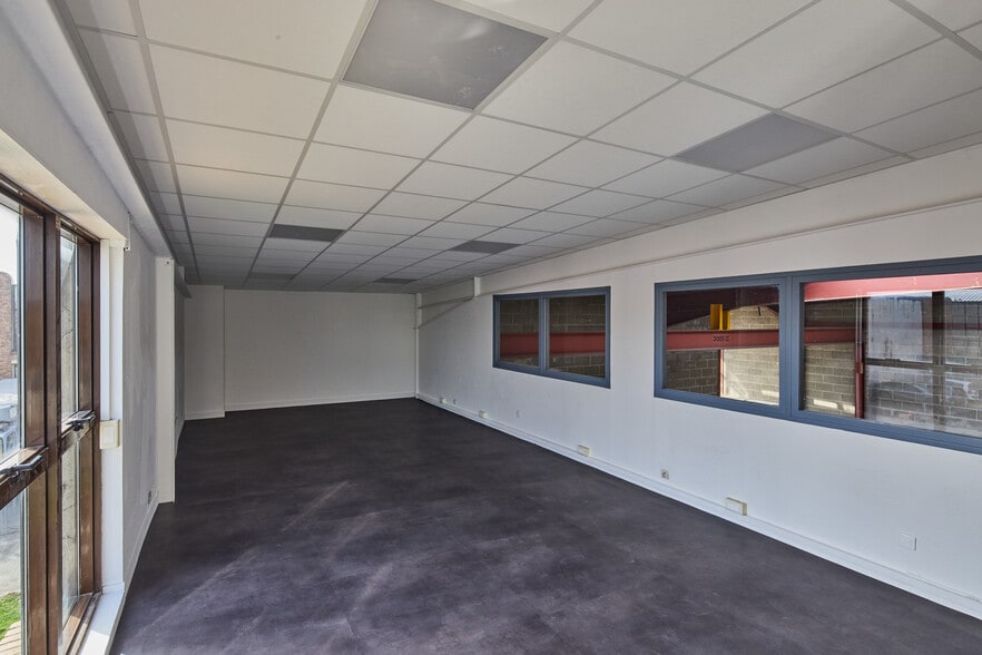 Flex in Le Thillay for lease - Building Photo - Image 2 of 4