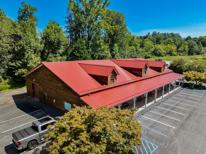 271 Old Barn Rd, Hendersonville, NC à vendre - Photo du bâtiment - Image 2 de 50