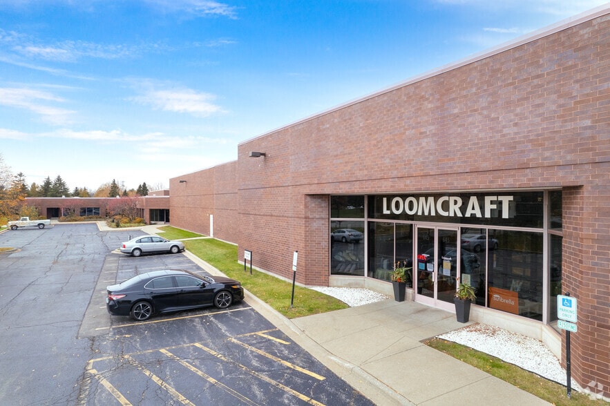 645-647 Lakeview Pky, Vernon Hills, IL for lease - Primary Photo - Image 1 of 6