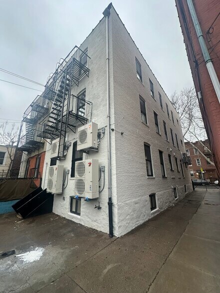 268 Schaefer St, Brooklyn, NY à vendre - Photo du bâtiment - Image 2 de 13