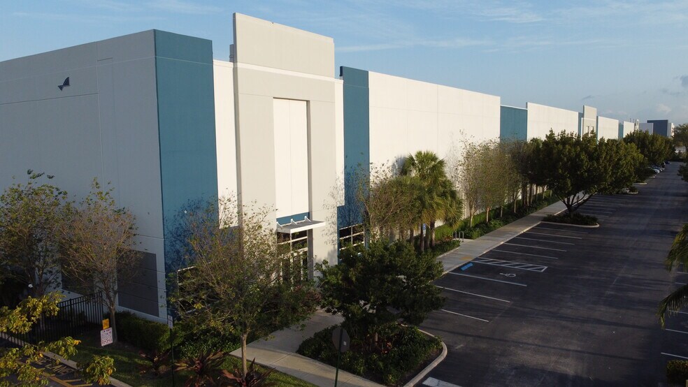 3501 Burris Rd, Davie, FL à louer - Photo du bâtiment - Image 1 de 15