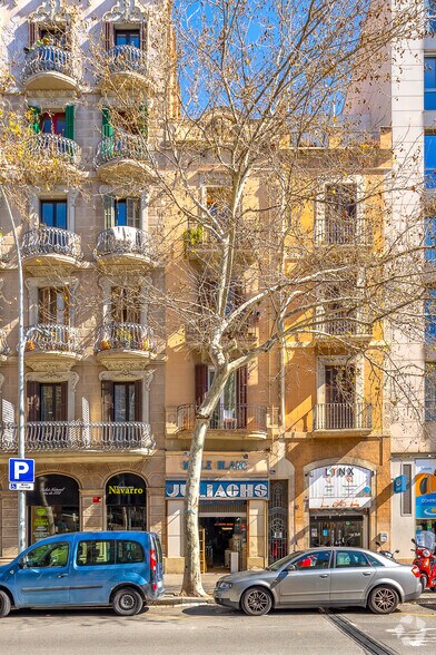 Retail in Barcelona, Barcelona for sale - Building Photo - Image 2 of 2