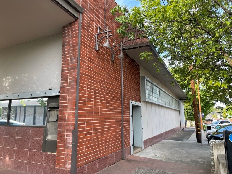 1810 Market St, Redding, CA for lease - Building Photo - Image 3 of 11