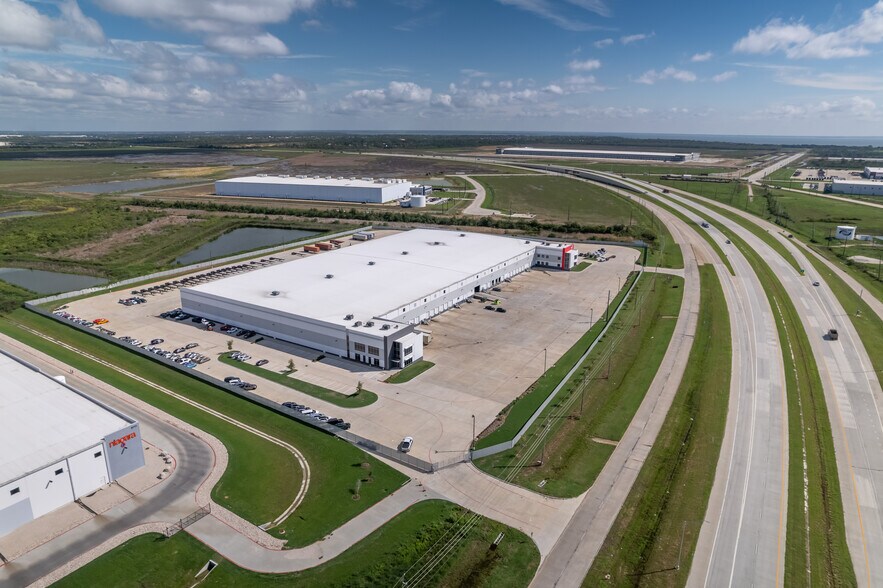 6101 Grand Pky S, Baytown, TX à louer - Photo du bâtiment - Image 3 de 23