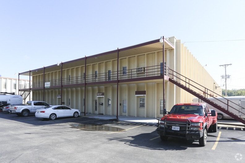 3051-3121 Merriam Ln, Kansas City, KS for lease - Building Photo - Image 2 of 4
