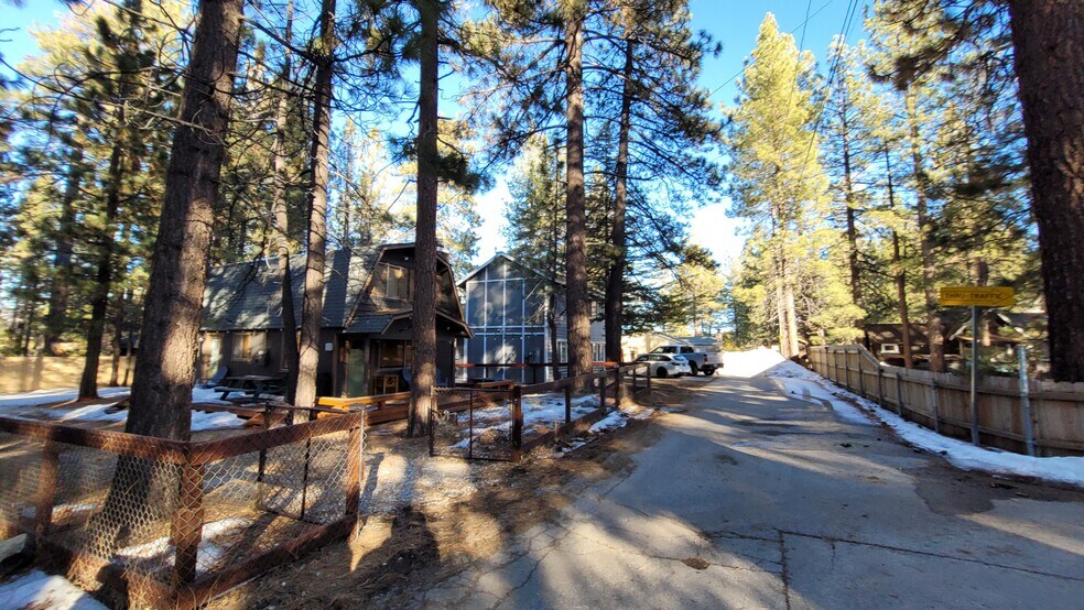 39408 Moab Lane, Big Bear Lake, CA à vendre - Photo du bâtiment - Image 2 de 21