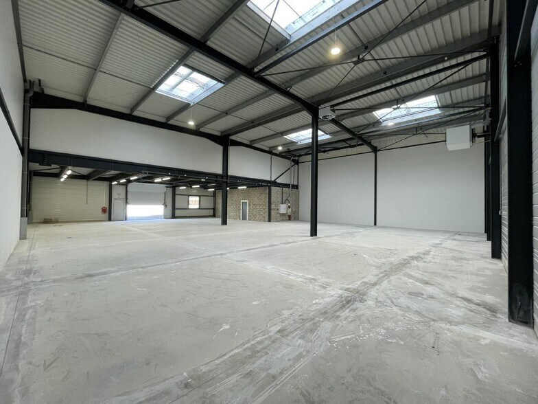 Office in Gennevilliers for lease - Building Photo - Image 3 of 9