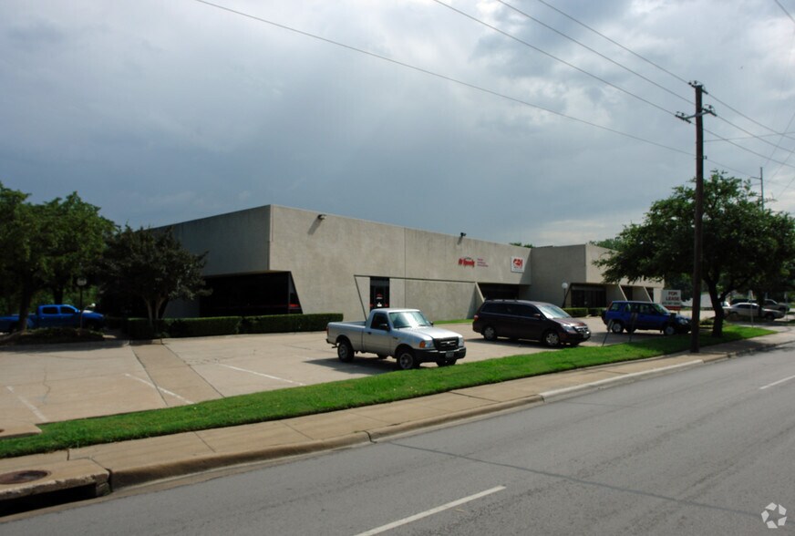1451 Empire Central Dr, Dallas, TX à louer - Photo du bâtiment - Image 3 de 9