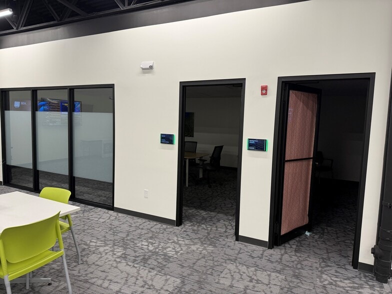 1133 Corporate Dr, Farmington, NY for lease - Building Photo - Image 3 of 7