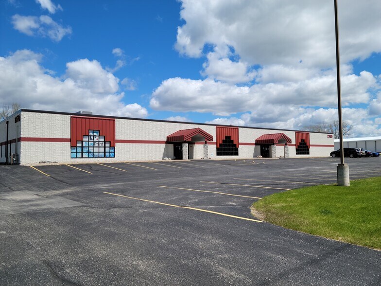 2350 W Pershing St, Appleton, WI à louer - Photo du bâtiment - Image 2 de 2