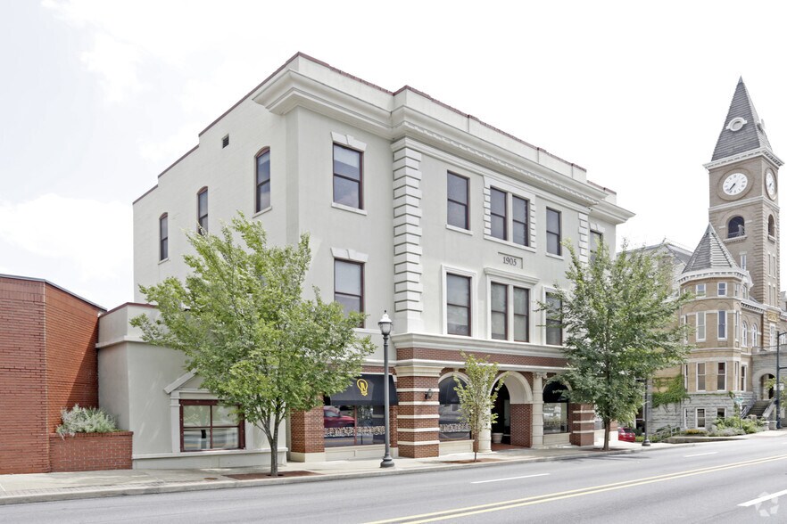 2 N College Ave, Fayetteville, AR à louer - Photo du bâtiment - Image 1 de 17