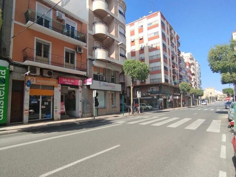 Commerce de détail dans Elche, Alicante à louer - Photo du bâtiment - Image 2 de 13