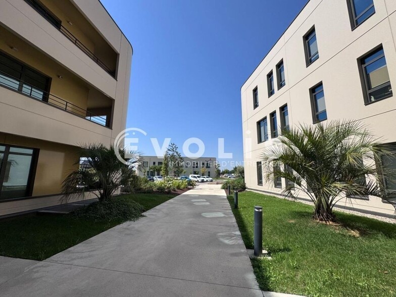 Office in Genas for lease - Building Photo - Image 2 of 22