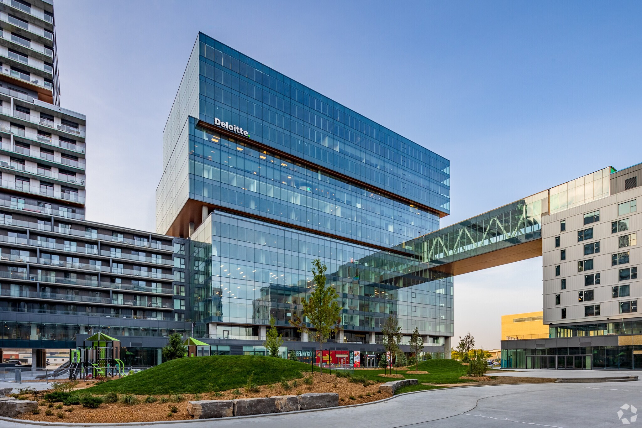 2000 Rue Jacques-Tétreault, Laval, QC à louer Photo du bâtiment- Image 1 de 10