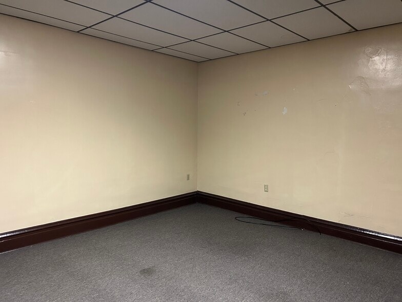 212 N Chestnut St, Scottdale, PA for lease - Building Photo - Image 3 of 7