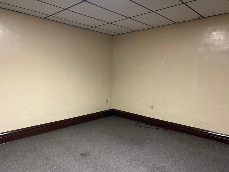 212 N Chestnut St, Scottdale, PA à louer - Photo du bâtiment - Image 2 de 6