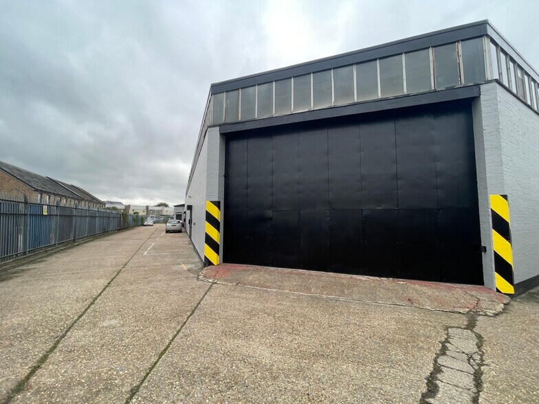 Tonbridge Rd, Romford for lease - Building Photo - Image 3 of 39