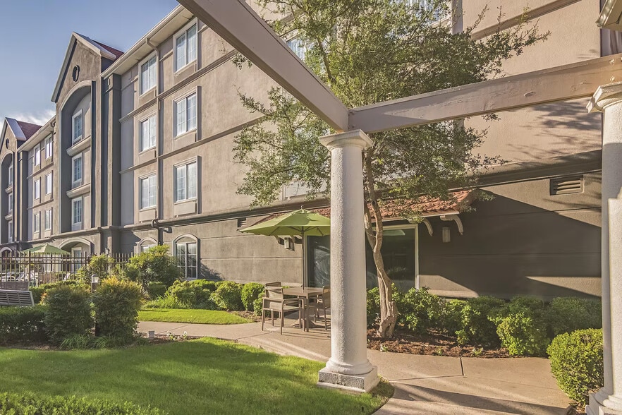 930 Ed Noble Pky, Norman, OK for sale - Building Photo - Image 3 of 21