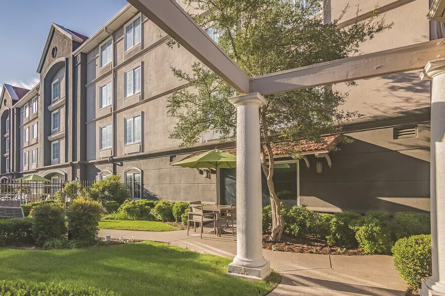 930 Ed Noble Pky, Norman, OK à vendre - Photo du bâtiment - Image 3 de 21