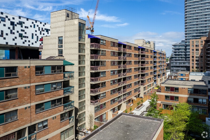 89-105 Mccaul St, Toronto, ON à vendre - Photo du bâtiment - Image 2 de 5