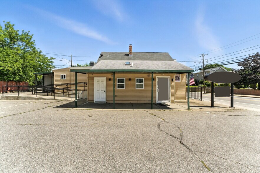 568 Providence St, West Warwick, RI à vendre - Photo du bâtiment - Image 3 de 31