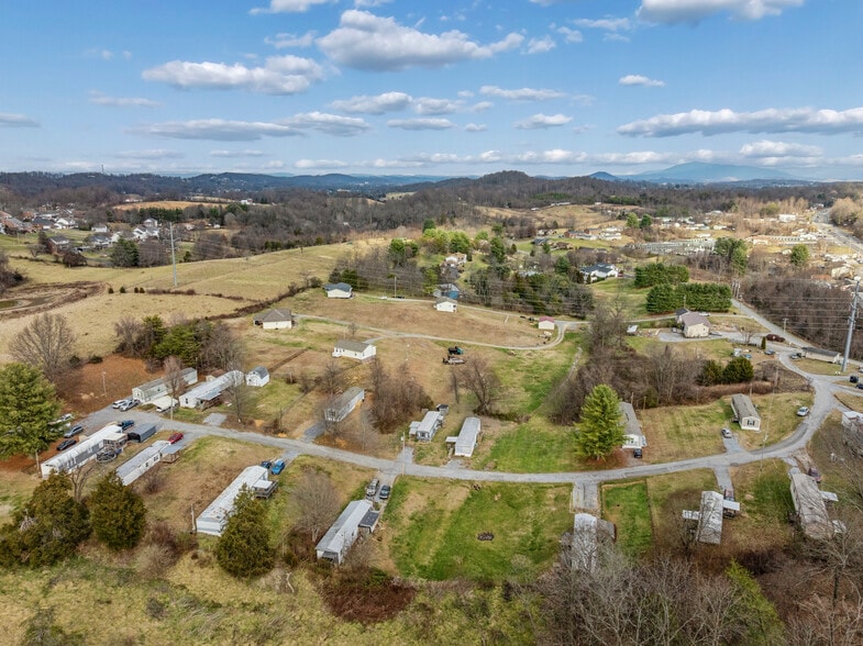 102 Claude Simmons Rd, Johnson City, TN à vendre - Photo du bâtiment - Image 3 de 12